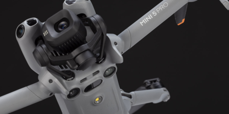 Il DJI Mini 5 Pro integra un sistema di rilevamento ostacoli omnidirezionale (su tutti i lati del velivolo), supportato da sensori di visione multipli, LiDAR e infrarossi 3D. Vicino al tasto d'accensione c'è anche un vano per la Micro SD, da sfruttare qualora non bastassero i 42GB di memoria interna disponibili.