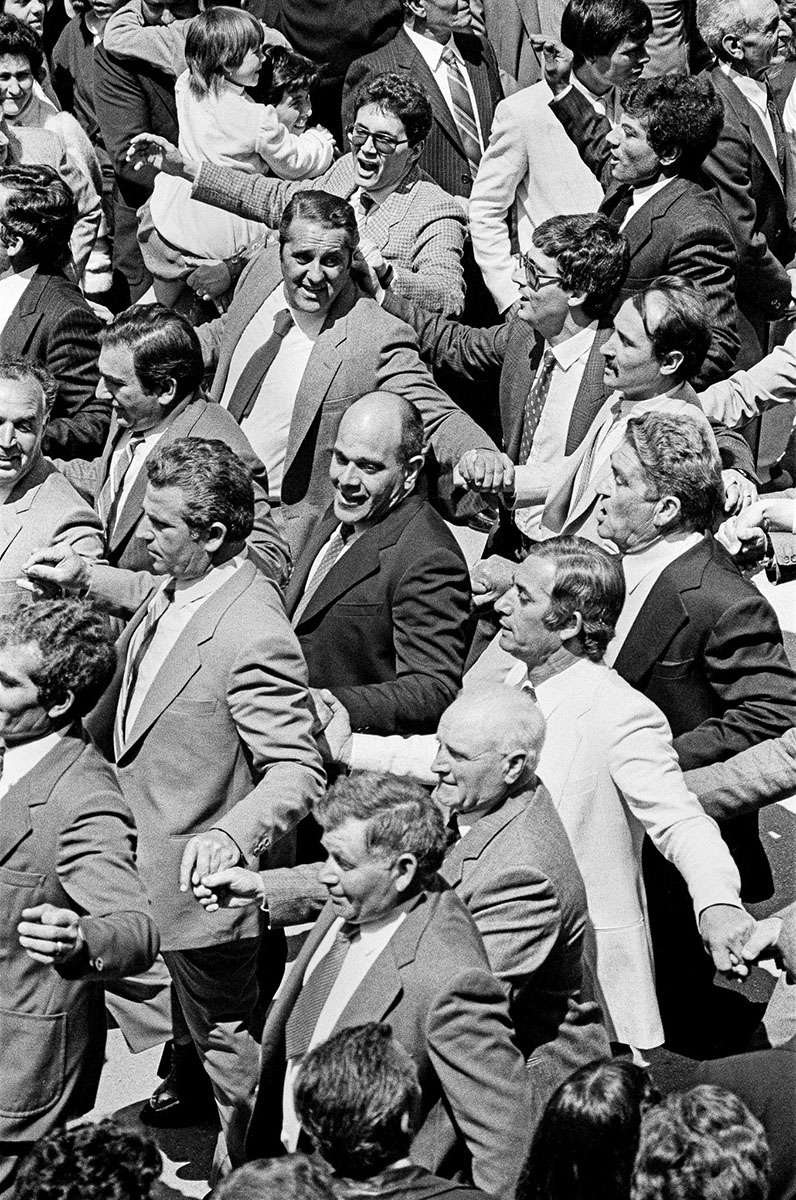 Domenica di Pasqua. La tradizionale corsa in cui gli uomini seguono il Cristo Risorto. Ribera, 1984.© Letizia Battaglia/Cortesia Archivio Letizia Battaglia