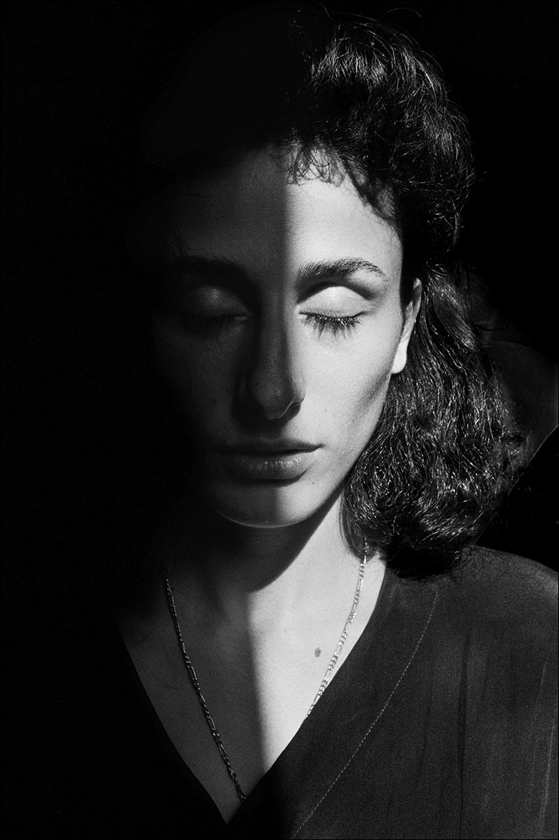 Rosaria Schifani, vedova dell'agente di scorta Vito, ucciso insieme al giudice Giovanni Falcone, Palermo, 1992. © Letizia Battaglia/Cortesia Archivio Letizia Battaglia