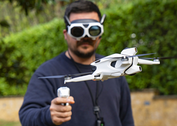 Antigravity A1, un solo volo per infiniti punti di vista: quanto è facile pilotare, riprendere e montare con il primo drone 360°