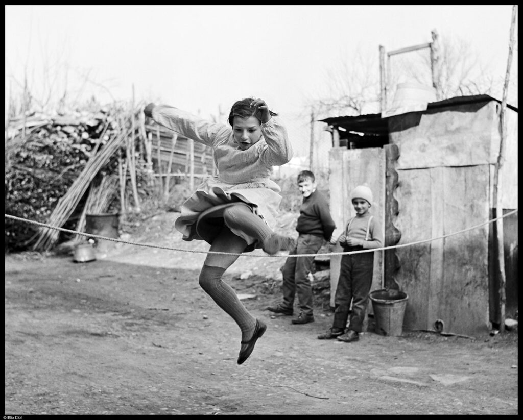 Domenica nella bassa milanese, 1963. © Elio Ciol