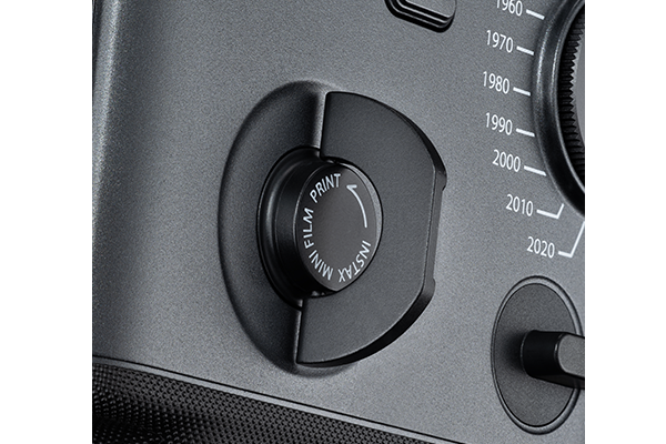 La Instax mini Evo Cinema è una istantanea 3-in-1, che filma, fotografa e stampa.