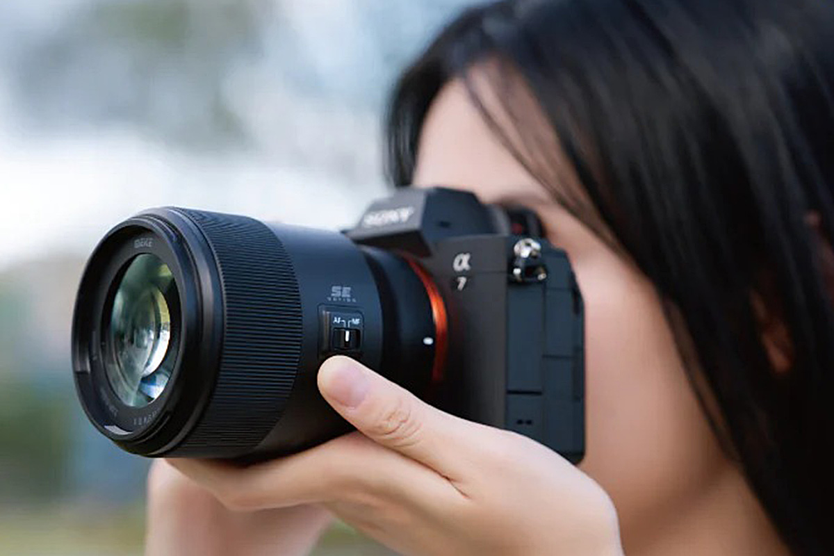 meike 85mm f1,8 se II in mano