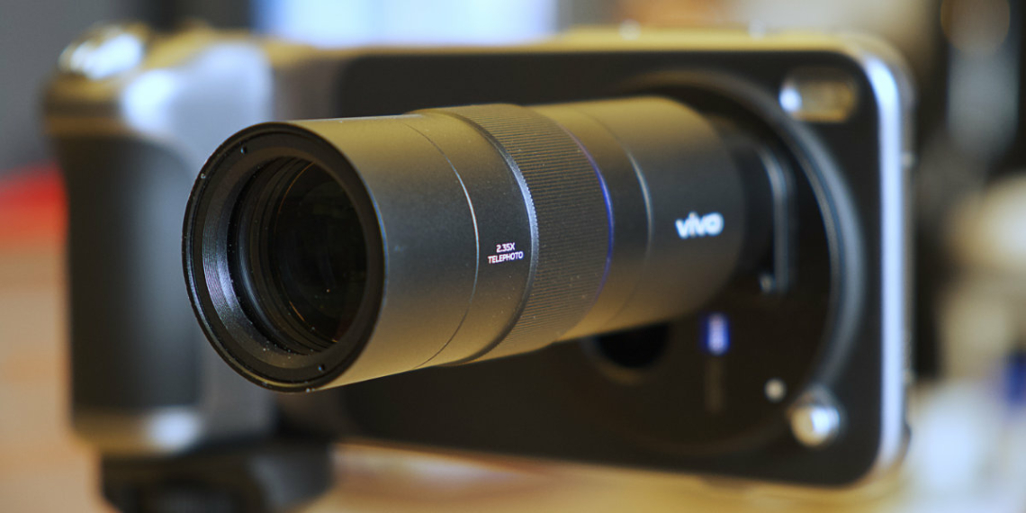 Il teleconverter marchiato Zeiss offre un'ingrandimento pari a 2,35x, portando la focale equivalente del modulo fotografico tele del Vivo X300 Pro a circa 200mm.
