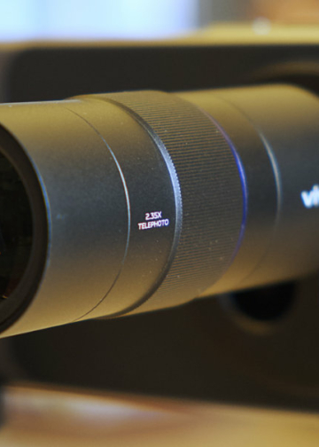 Il teleconverter marchiato Zeiss offre un'ingrandimento pari a 2,35x, portando la focale equivalente del modulo fotografico tele del Vivo X300 Pro a circa 200mm.