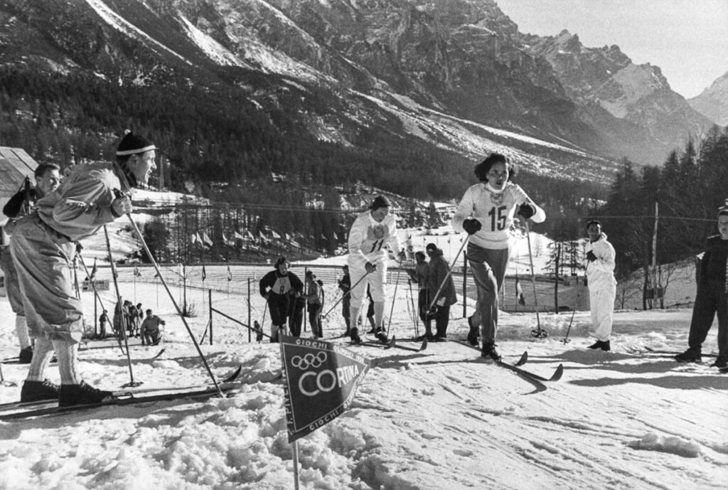 Le sciatrici russe Radija Eroschina e Ljubov Kozyreva gareggiano in una prova di sci di fondo alle Olimpiadi invernali. Cortina D'Ampezzo, Italia. Foto di Frank Scherschel. Mostra fotografica Winter games! Gli sport invernali. Fotografie dagli archivi LIFE 1936-1972
