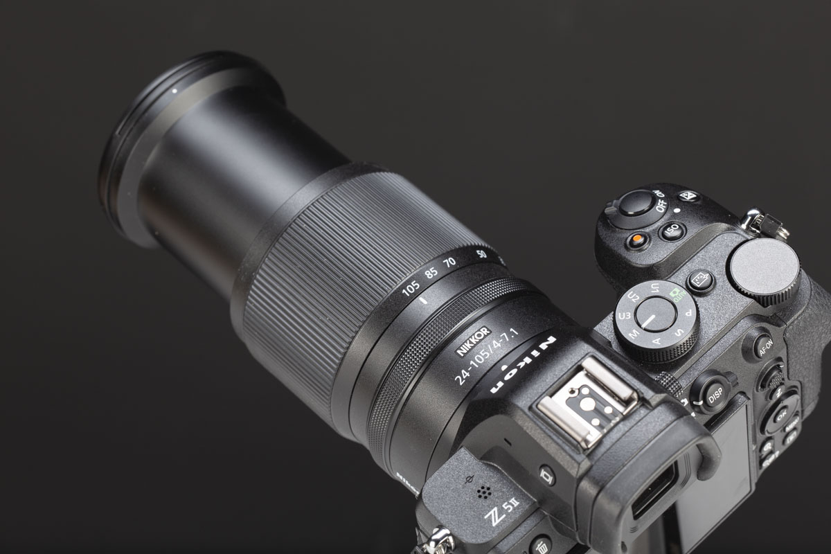 Il Nikkor Z 24-105mm f/4-7,1 misura 73,5×106,5mm e pesa appena 350g; una compattezza che però muta durante la zoomata, portando l'estensione totale a 163mm alla massima focale.