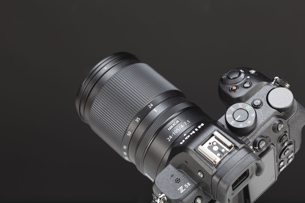 Il Nikkor Z 24-105mm f/4-7,1 misura 73,5×106,5mm e pesa appena 350g; una compattezza che però muta durante la zoomata, portando l'estensione totale a 163mm alla massima focale.