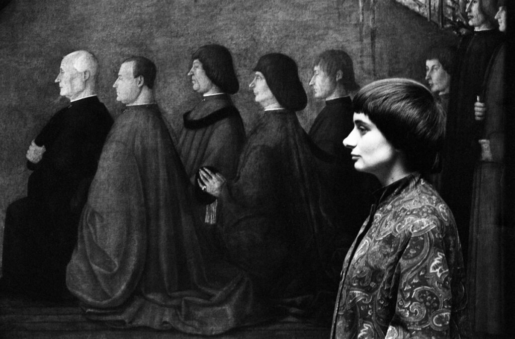 Agnès Varda, Autoportrait devant une peinture de Gentile Bellini, Venezia, 1959. © Succession Agnès Varda