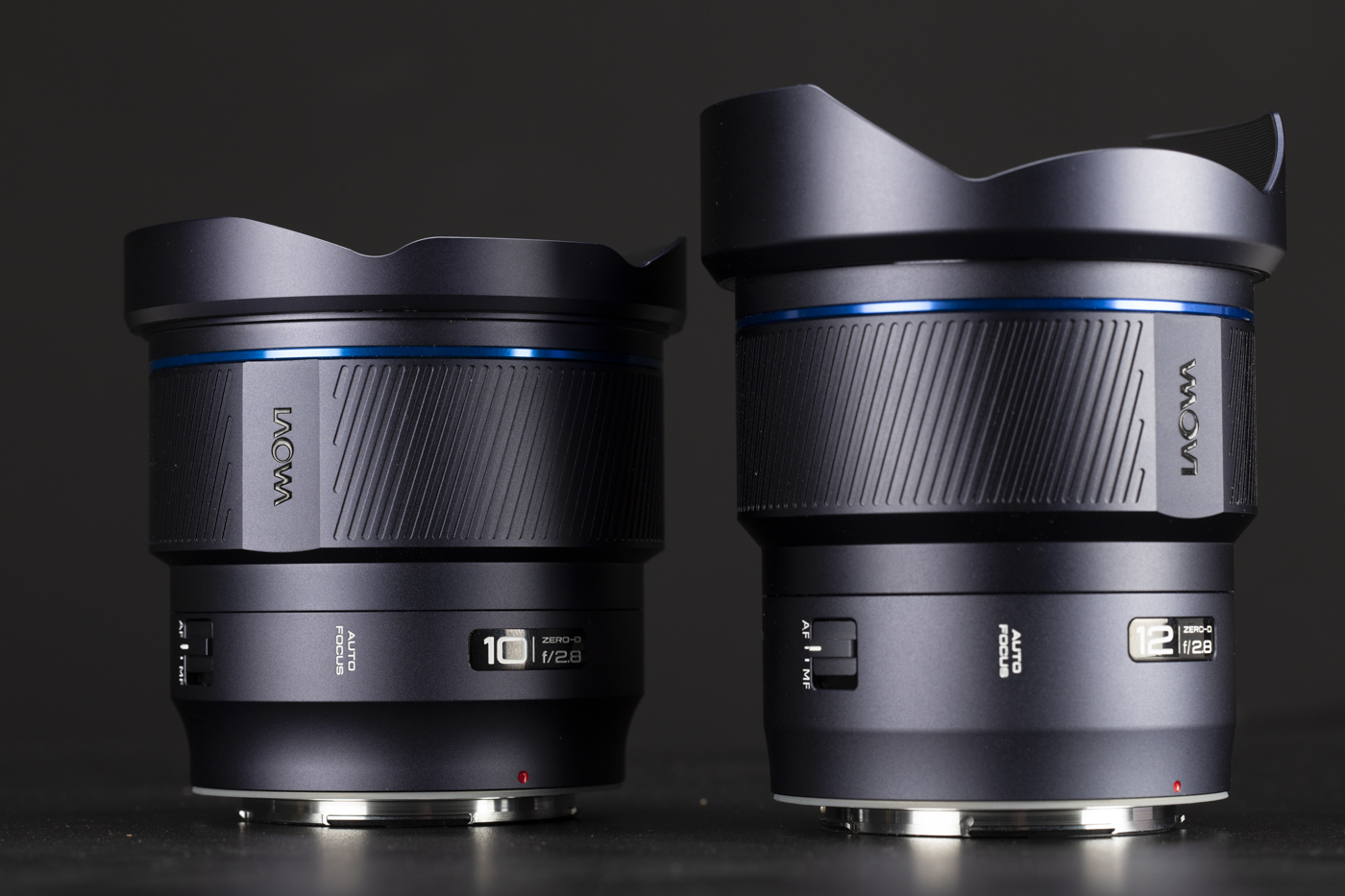 I due supergrandangolari Laowa a confronto: il 10mm ha un diametro maggiore rispetto al 12mm, che però è più lungo. Entrambi sono dotati di paraluce a corolla in metallo e removibile, incluso nella confezione.