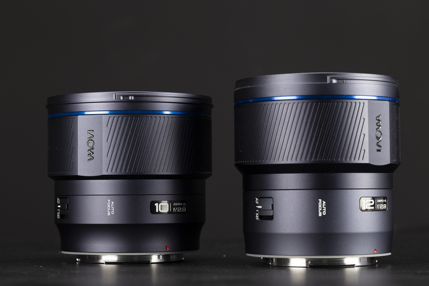 I due supergrandangolari Laowa a confronto: il 10mm ha un diametro maggiore rispetto al 12mm, che però è più lungo. Entrambi sono dotati di paraluce a corolla in metallo e removibile, incluso nella confezione.