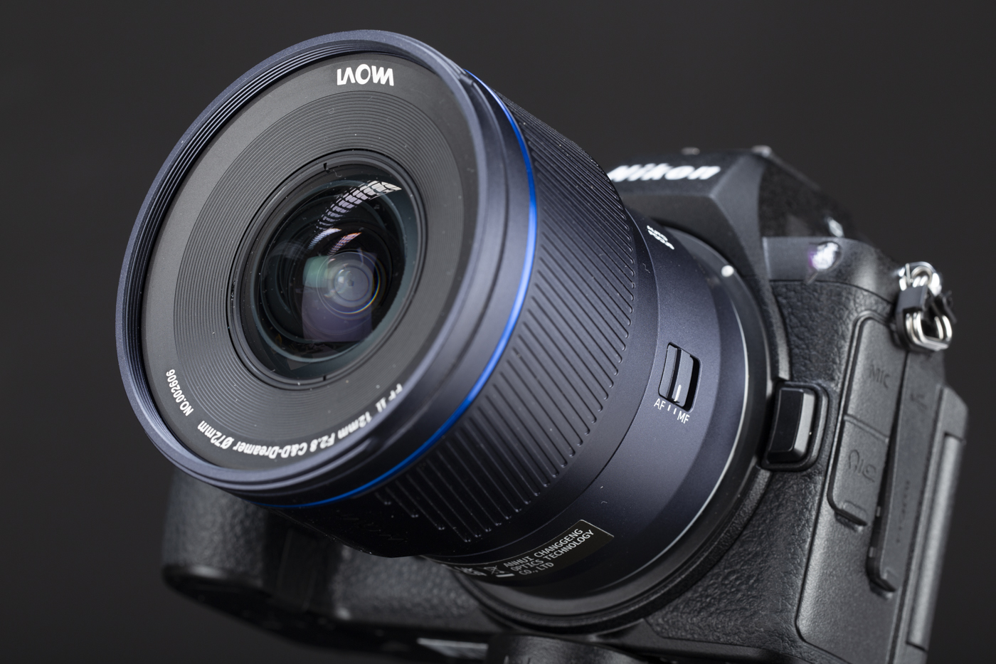 Sia sul 10mm, sia sul 12mm troviamo un trattamento antiriflessi applicato alla lente frontale.