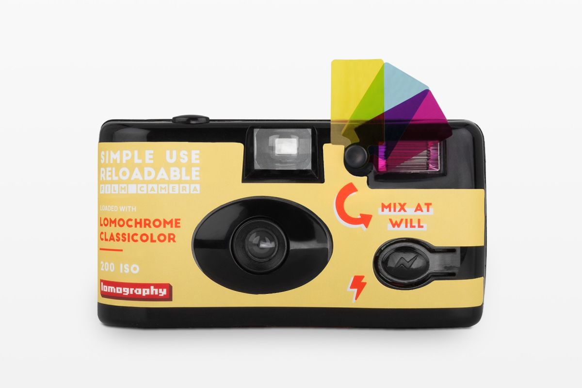 L'esperienza della fotocamera a pellicola Usa&Getta, ma con la possibilità di essere ricaricata per evitare rifiuti inutili: Lomography Simple Use Ricaricabile Classicolor.