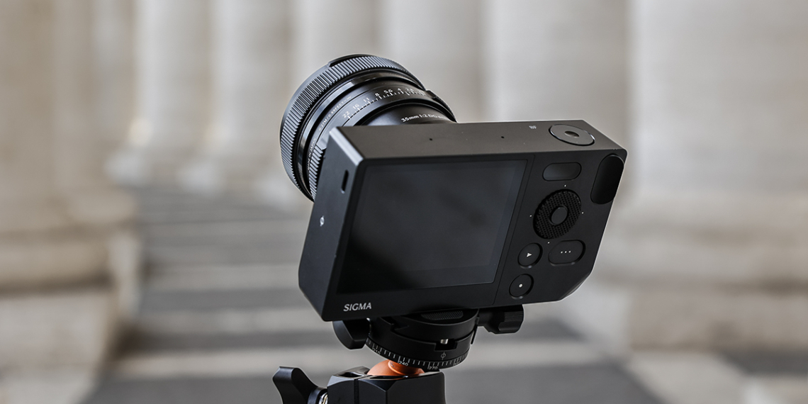 Sensore full frame da 24 megapixel, memoria interna da 230GB, pochi pulsanti: la Sigma BF costa 2349 euro solo corpo.