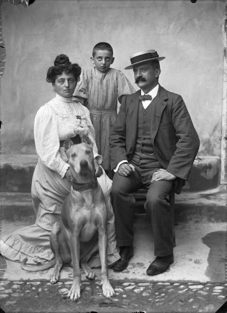 Ritratto di famiglia con cane, (1890-1910). © Eugenio Goglio - Museo delle storie di Bergamo, Archivio fotografico Sestini, proprietà Provincia di Bergamo