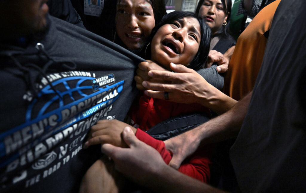 Separated by ICE, dalla serie ICE Arrests at New York Court. © Carol Guzy, ZUMA Press, iWitness, per il Miami Herald. Foto dell'anno del World Press Photo 2026
