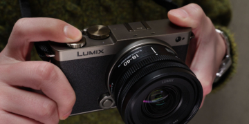 La Lumix S9 Black Titanium Edition sarà disponibile da maggio a 1.499,99 euro. Chi la vuole in kit con il 18-40mm in finitura nera coordinata la troverà presso i rivenditori autorizzati; chi invece preferirà abbinarla a un obiettivo rifinito in titanio potrà farlo esclusivamente tramite Panasonic Direct, lo store online del produttore.
