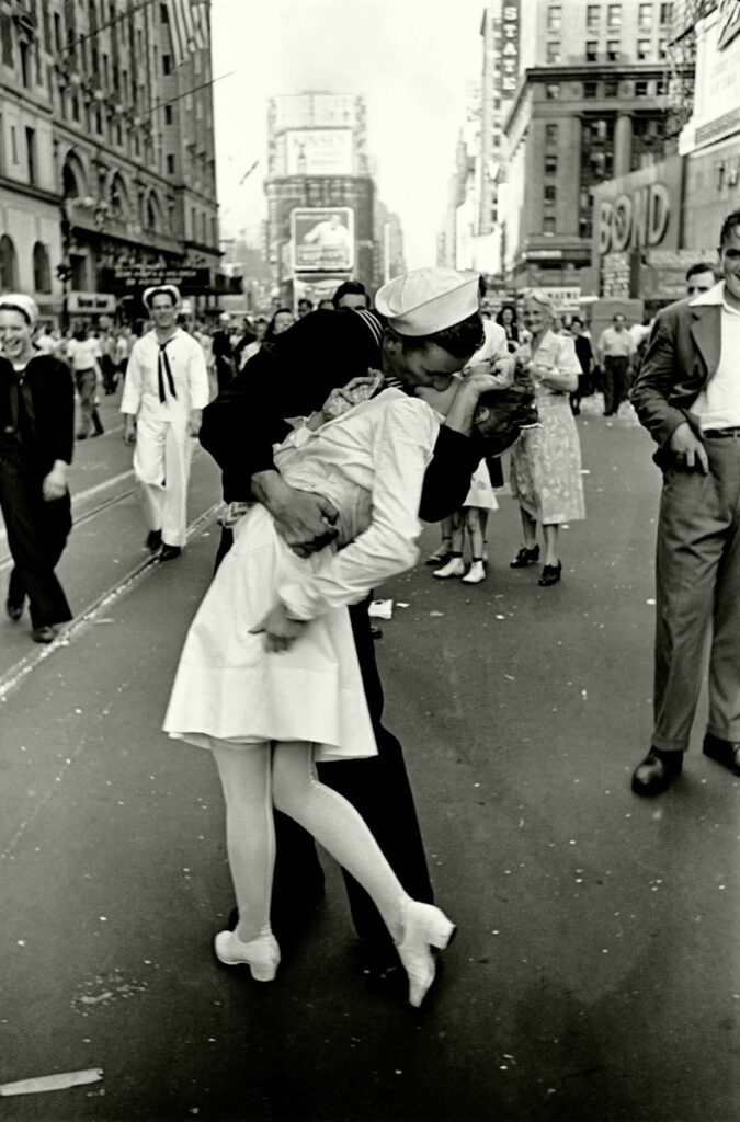 Alfred Eisenstaedt, Vittoria sul Giappone. New York City, 14 agosto 1945. © Alfred Eisenstaedt, The LIFE Picture Collection, Shutterstock