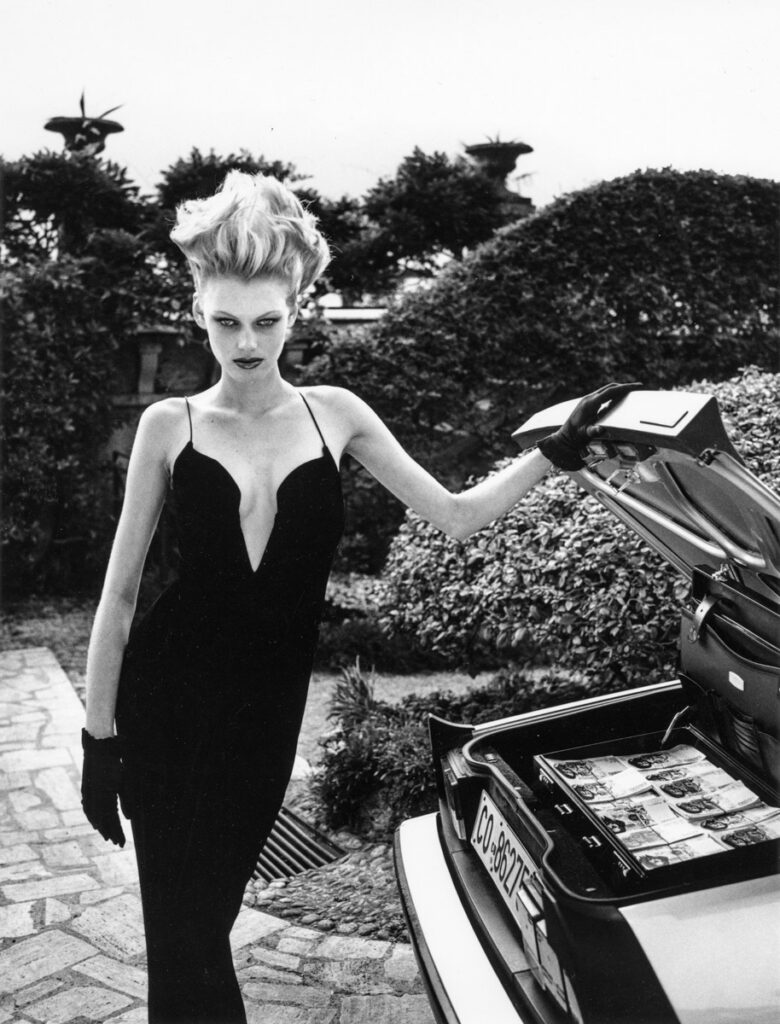 Helmut Newton, Italian Vogue, Lago di Como, 1996, Alfa Romeo Spider 2.0. © Helmut Newton Foundation
