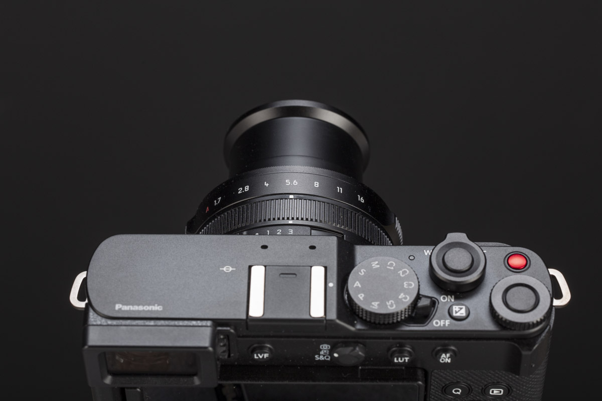 Lo zoom Leica DC Vario-Summilux integra la ghiera del diaframma e l'anello per la messa a fuoco manuale. L'obiettivo è telescopico: collassato riduce significativamente le dimensioni della fotocamera, mentre all'escursione massima di 75mm il barilotto sporge di circa 5cm dal corpo.