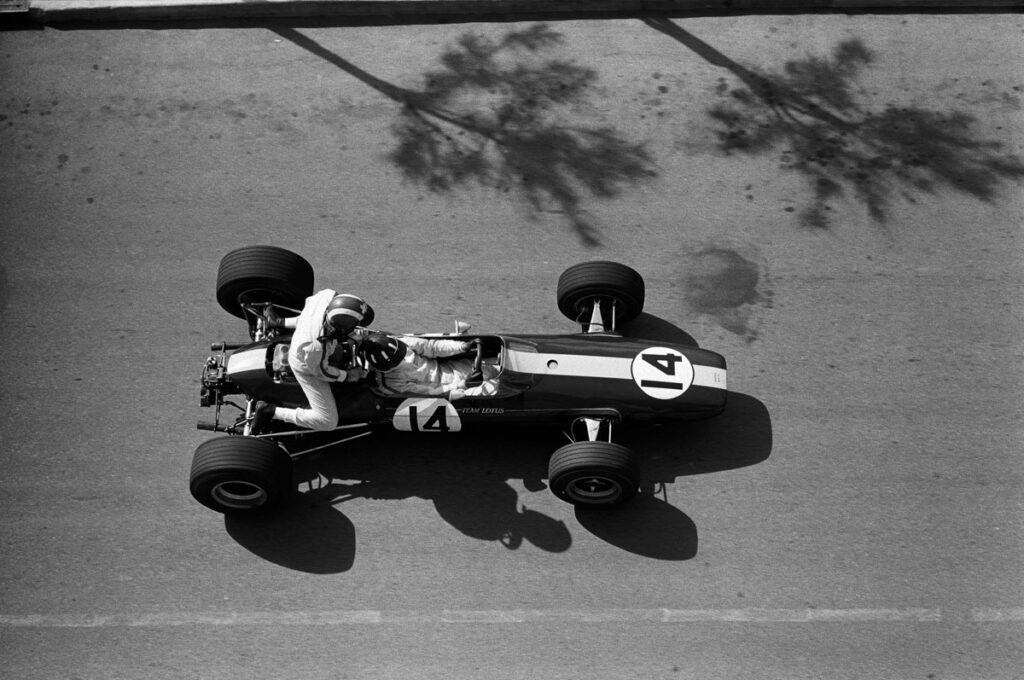 1967, GP di Montecarlo a Monaco. Graham Hill, su Lotus 33 Brm, ha caricato Jo Siffert fermo sulla pista durante una sessione di prove. © Rainer W. Schlegelmilch / Getty Images