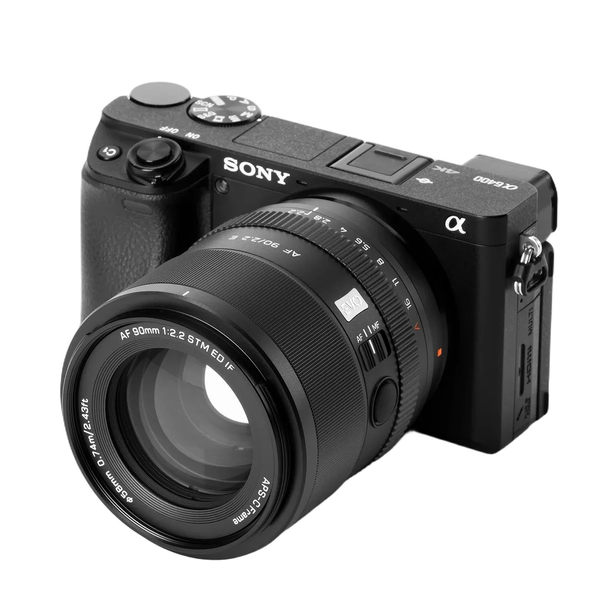 Il nuovo Viltrox AF 90mm f/2,2 Evo ha dimensioni compatte e risulta equilibrato anche sulle mirrorless APS-C più compatte, come la Sony A6400.