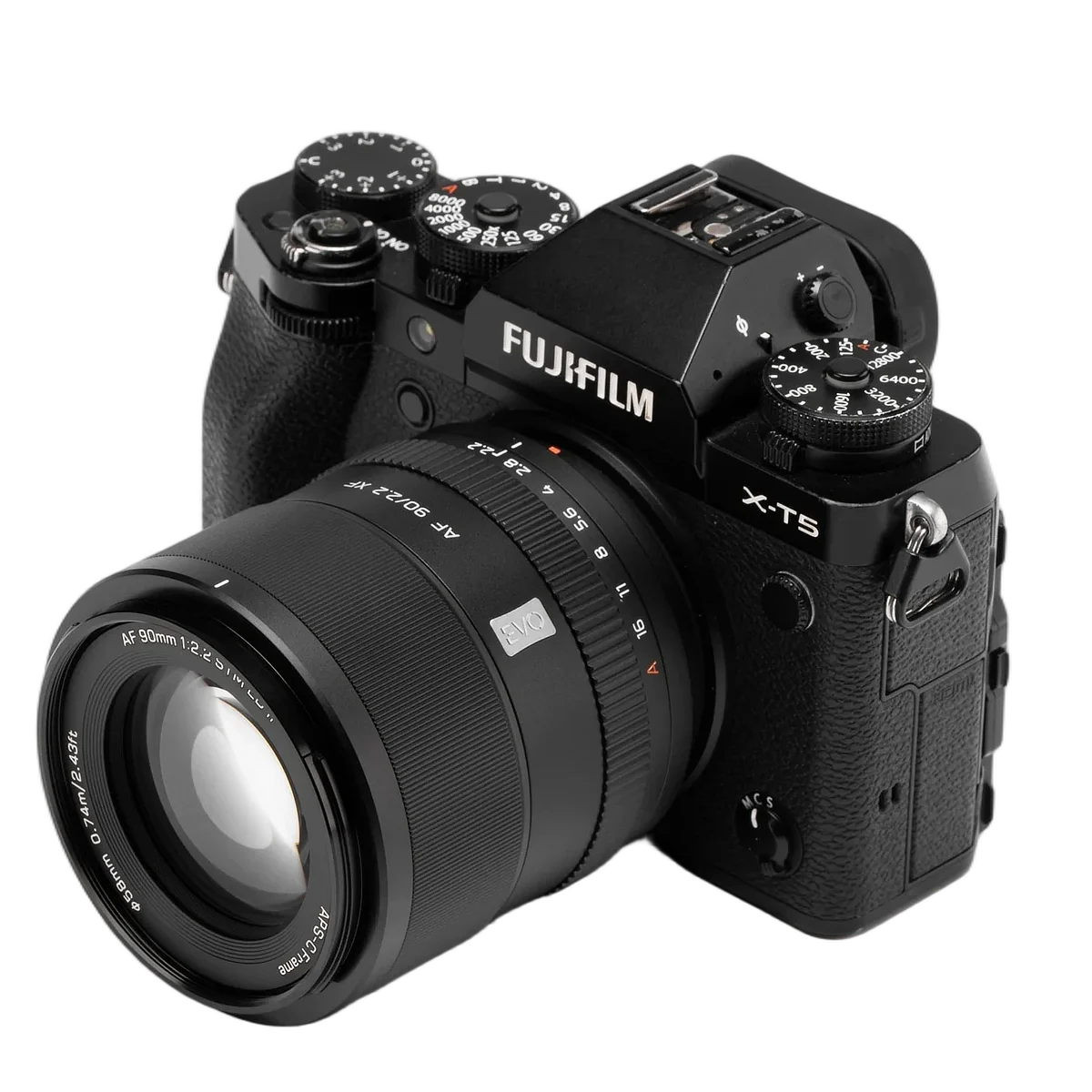 Grazie all'anello dei diaframmi, il nuovo Viltrox AF 90mm f/2,2 Evo si adatta all'interfaccia vecchio stile delle Fujifilm X, che molti utilizzano in manuale sfruttando le ghiere fisiche: qui lo vediamo su una X-T5.