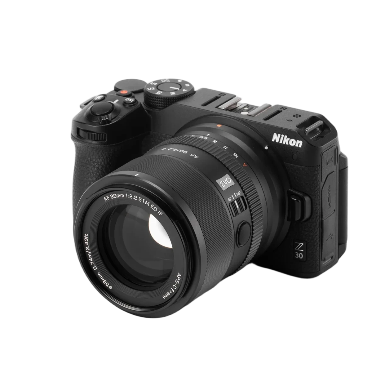 Il nuovo Viltrox AF 90mm f/2,2 Evo ha dimensioni compatte e risulta equilibrato anche sulle mirrorless APS-C più compatte, come la Nikon Z30.