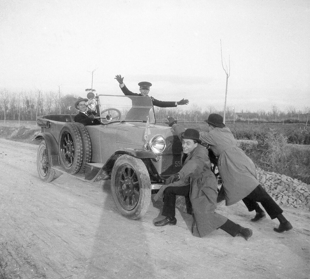 Lello e amici scherzano sull'automobile, 1925 circa