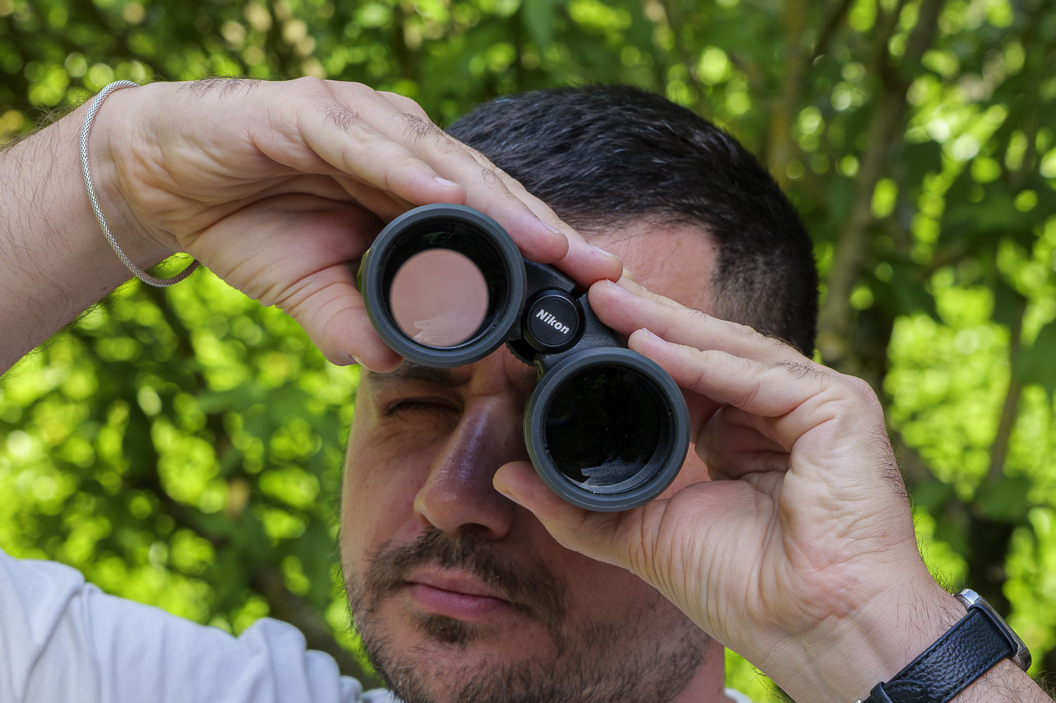 Per compensare le differenze tra un occhio e l'altro, i binocoli dispongono di un correttore diottrico sull'oculare destro. La procedura è tanto semplice quanto importante per sfruttare al massimo la resa ottica del binocolo. Si inizia con la messa a fuoco su un soggetto a media distanza utilizzando solo l'obiettivo di sinistra, poi si controlla che tale regolazione sia valida anche per l'occhio destro. In caso negativo, si agisce con il correttore diottrico che, nel caso dei Nikon in esame, ha un pratico sistema di blocco per evitare variazioni accidentali.