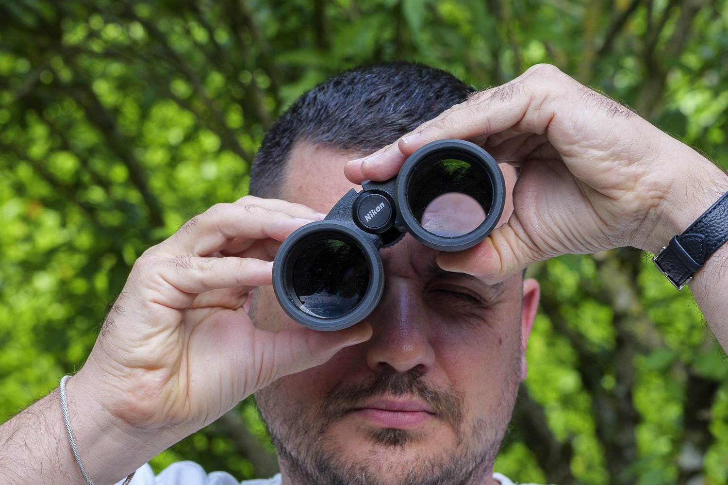 Per compensare le differenze tra un occhio e l'altro, i binocoli dispongono di un correttore diottrico sull'oculare destro. La procedura è tanto semplice quanto importante per sfruttare al massimo la resa ottica del binocolo. Si inizia con la messa a fuoco su un soggetto a media distanza utilizzando solo l'obiettivo di sinistra, poi si controlla che tale regolazione sia valida anche per l'occhio destro. In caso negativo, si agisce con il correttore diottrico che, nel caso dei Nikon in esame, ha un pratico sistema di blocco per evitare variazioni accidentali.