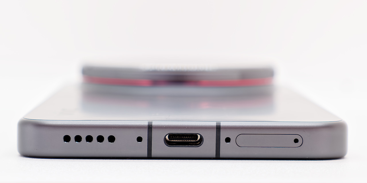 Sul fondo dello smartphone troviamo la porta USB-C e il carrellino per le SIM.