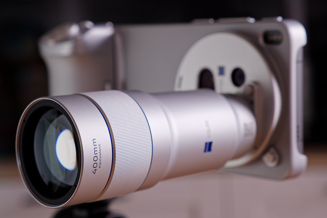 Il teleconverter 4,7x porta in bella vista l'indicazione della focale equivalente che lo smartphone raggiunge con la sua installazione.