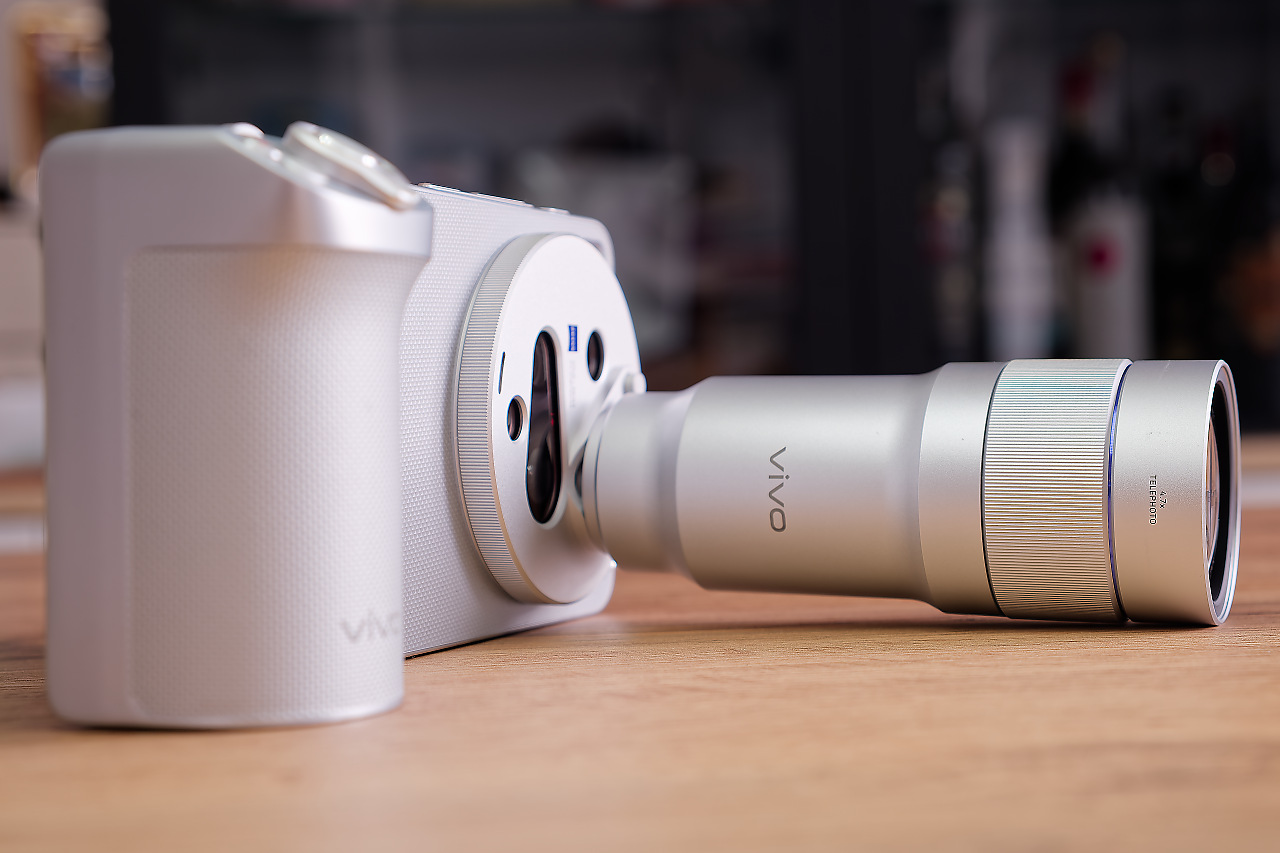 Le già importanti dimensioni dello smartphone crescono in modo netto con l'installazione del kit fotografico.
