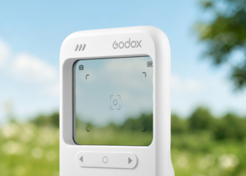 Godox C100: una fotocamera con display trasparente o un esposimetro tascabile per chi scatta a pellicola?