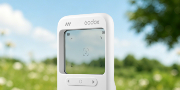 La Godox C100 è, a conti fatti, la prima fotocamera del Costruttore noto soprattutto per i suoi lampeggiatori da slitta e da studio, accessori e modificatori di luce.