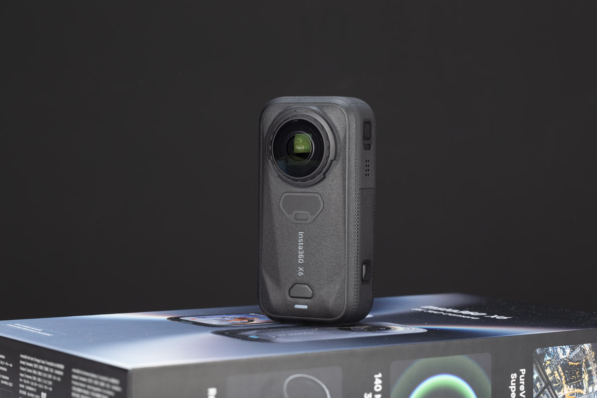 Il corpo più compatto della X6 porta il display a filo con lo chassis: una scelta che esalta esteticamente la action cam, ma che a nostro avviso espone maggiormente il monitor al rischio di scalfitura in caso di urto o caduta.