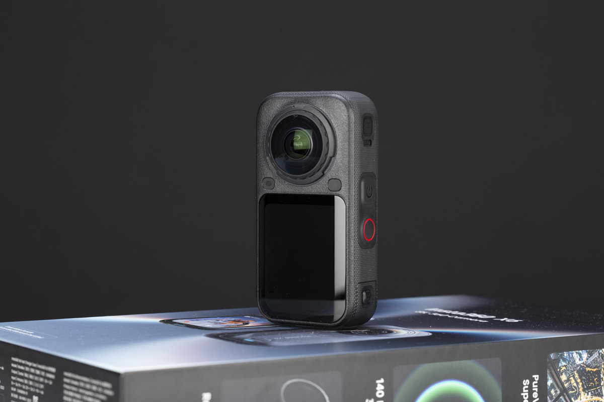 Il corpo più compatto della X6 porta il display a filo con lo chassis: una scelta che esalta esteticamente la action cam, ma che a nostro avviso espone maggiormente il monitor al rischio di scalfitura in caso di urto o caduta.