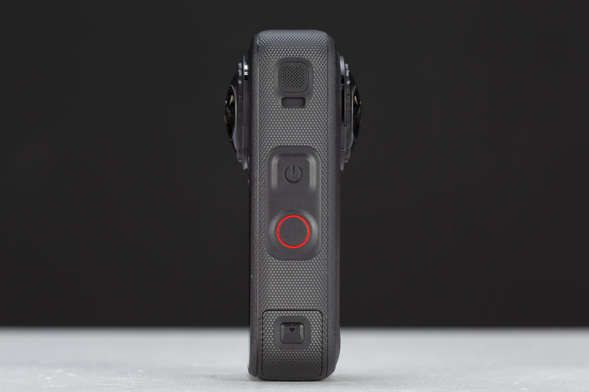 Sul lato opposto rispetto all'alloggiamento della batteria si trovano i comandi principali: il tasto REC per l'avvio della ripresa e il tasto Q per l'accesso rapido a una delle funzioni personalizzabili via menu o app. Subito sotto, protetta da uno sportellino, la porta USB-C per il trasferimento dei file o la ricarica del dispositivo. Alla base della action cam, oltre all'attacco proprietario Insta360, è presente anche una presa filettata standard, utile per fissarla a un treppiede.