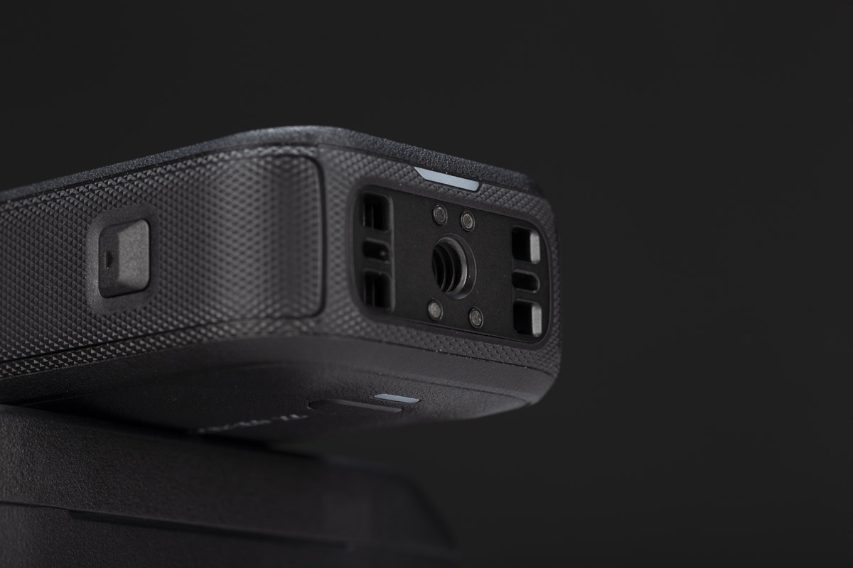 Sul lato opposto rispetto all'alloggiamento della batteria si trovano i comandi principali: il tasto REC per l'avvio della ripresa e il tasto Q per l'accesso rapido a una delle funzioni personalizzabili via menu o app. Subito sotto, protetta da uno sportellino, la porta USB-C per il trasferimento dei file o la ricarica del dispositivo. Alla base della action cam, oltre all'attacco proprietario Insta360, è presente anche una presa filettata standard, utile per fissarla a un treppiede.