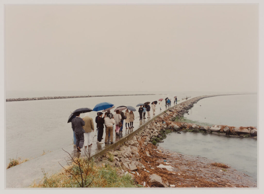 Luigi Ghirri, dalla serie Blu infinito, 1991. Stampa coeva Arrigo Ghi. Collezioni private in deposito presso MARV | Museo d'Arte Rubini Vesin, Gradara/Rete Museale Marche Nord