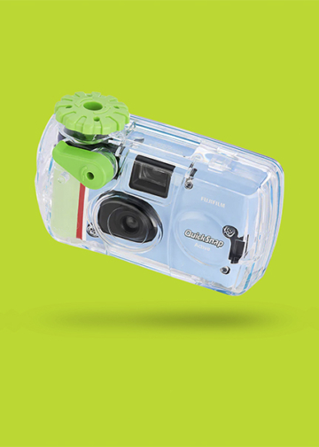 Fujifilm festeggia i 40 anni di QuickSnap con due nuove analogiche monouso: una per l’acqua, una per il bianco e nero