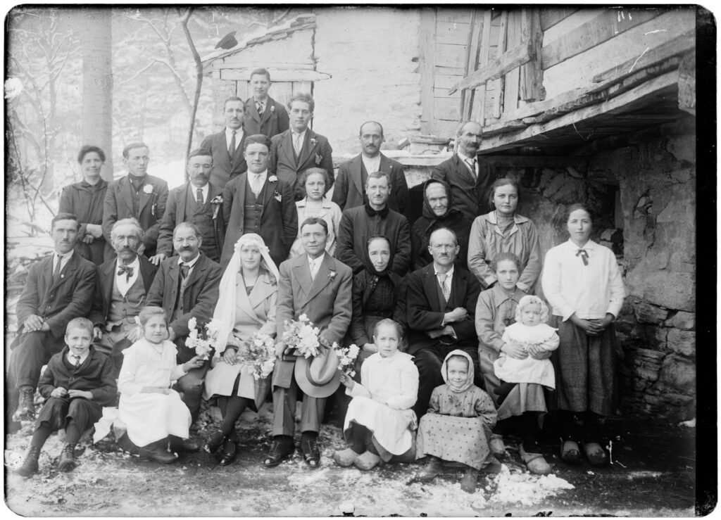 Sposi e invitati, Valle d’Aosta, anni Venti. ©Archivio BREL - Fondo Seris