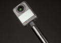 DJI rinnova la sua action camera a 360° e presenta la Osmo 360 II: tra le novità subito visibili gli obiettivi sostituibili in caso di danneggiamento.