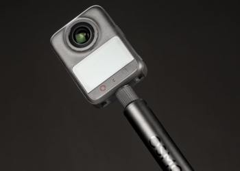 DJI rinnova la sua action camera a 360° e presenta la Osmo 360 II: tra le novità subito visibili gli obiettivi sostituibili in caso di danneggiamento.