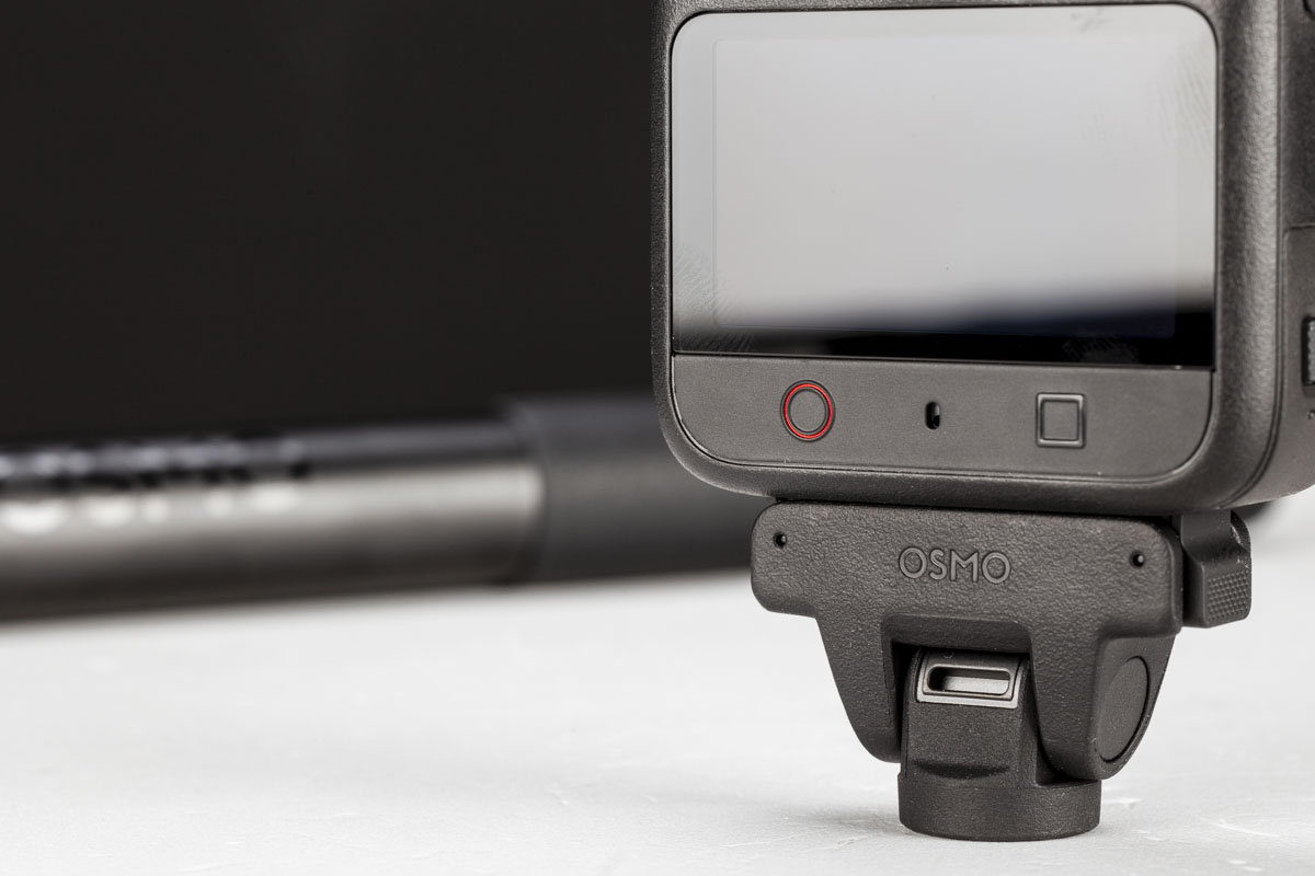 La Osmo 360 II è dotata di foro filettato per l'utilizzo di bastoni selfie universali, ma con l'accessorio proprietario unisce lo sgancio rapido a una tenuta salda.