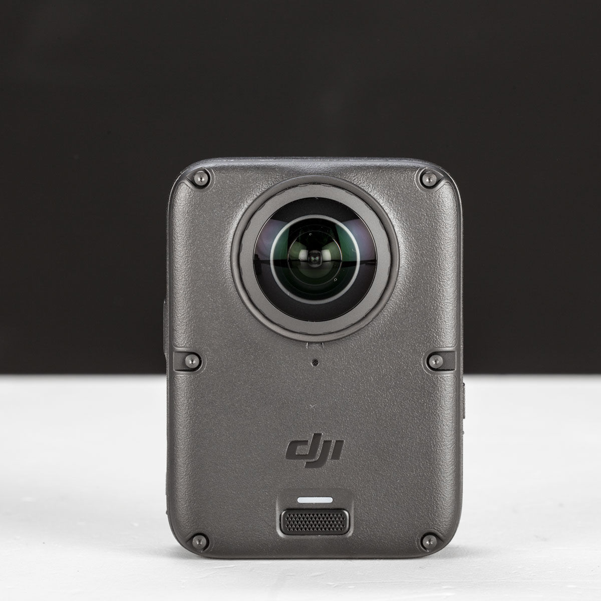 La struttura resistente del corpo della videocamera è impermeabile fino a 10 metri di profondità.