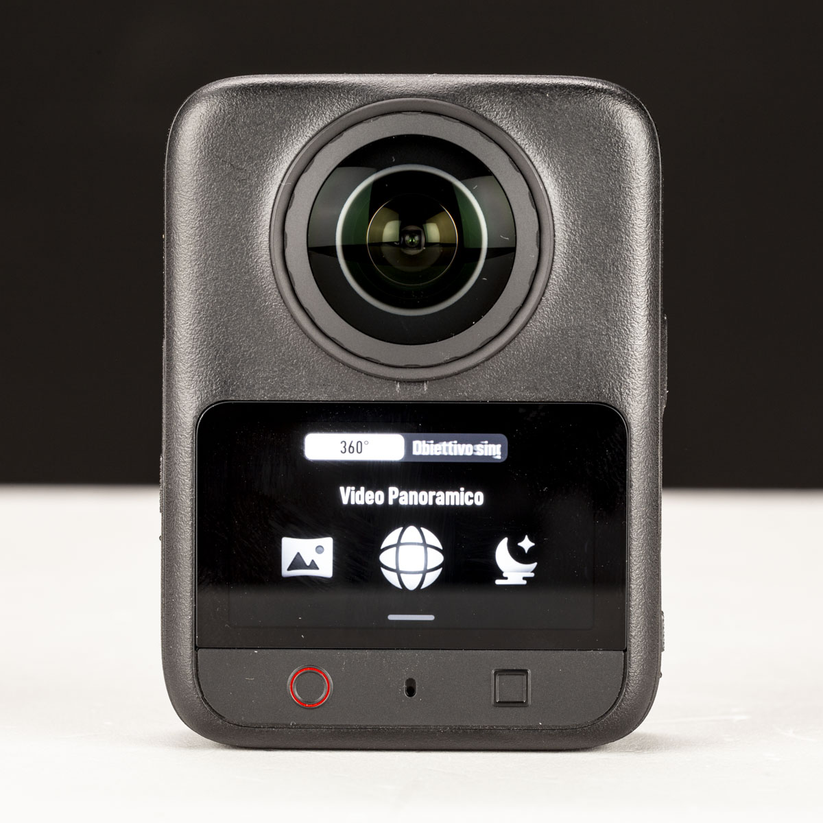 Se si vuole utilizzare il prodotto come action camera tradizionale è possibile selezionare solo una delle due ottiche per le riprese.