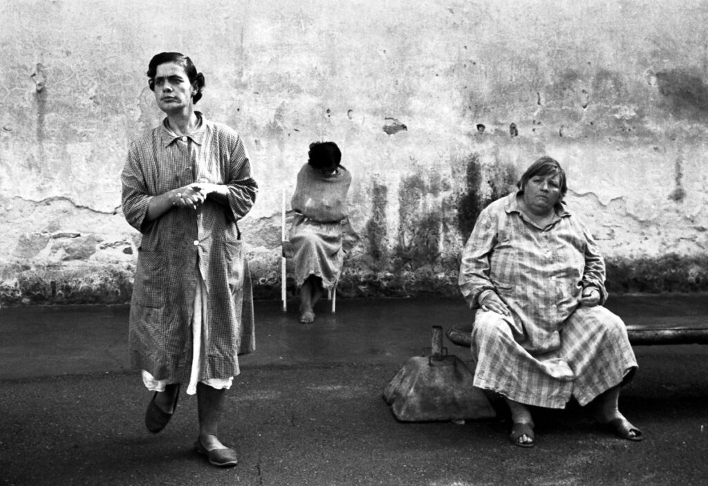 Ospedale psichiatrico di Firenze, 1968. Foto di Carla Cerati