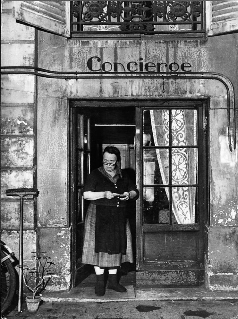 Concierge aux lunettes, Paris, 1945. © Robert Doisneau